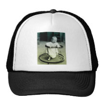 Bébé vintage dans un marcheur casquettes de camionneur