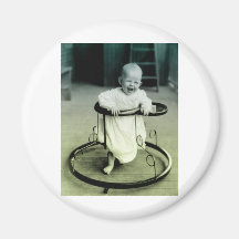 Bébé vintage dans un marcheur magnets pour réfrigérateur