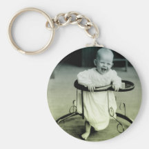 Bébé vintage dans un marcheur porte-clés