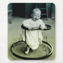 Bébé vintage dans un marcheur tapis de souris