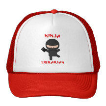 Bibliothécaire de Ninja avec le livre Casquettes