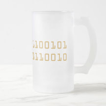Bière écrite dans le stein givré de code binaire tasse à café