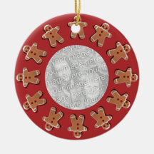 Biscuits de bonhommes en pain d'épice rouges décoration pour sapin de noël