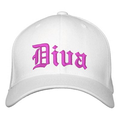 Blanc de diva avec le chapeau de dames de roses in chapeau brodé