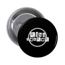 Blanc de porteur d'alliances sur le noir badge avec épingle