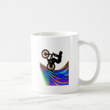 BMX sur la route d'arc-en-ciel Tasses
