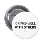 Boissons bien avec d'autres badge avec épingle
