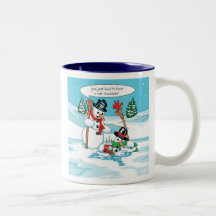 Bonhomme de neige drôle avec la bande dessinée de  tasses