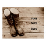 Bottes de caoutchouc sales sur le porche cartes postales