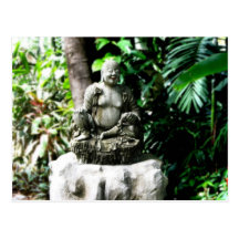 Bouddha riant thaïlandais dans le jardin carte postale
