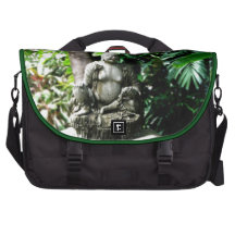 Bouddha riant thaïlandais dans le jardin sac pour ordinateurs portables