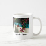 Bougainvilla sur la turquoise et le mur blanc, tas