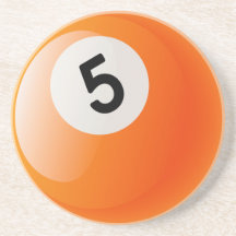 Boule de billards du numéro 5 dessous de verre