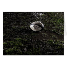 Boule de rugby boueuse se reposant sur mâché vers  carte de vœux