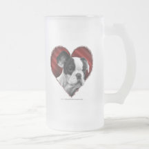 Bouledogue français avec le coeur tasse à café