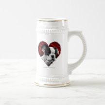 Bouledogue français avec le coeur tasse à café