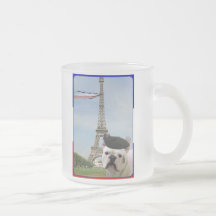 Bouledogue français dans la tasse de Paris