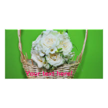 Bouquet de roses blancs dans un panier cartes de vœux avec photo
