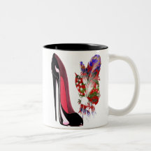 Bouquet du muguet et chaussure stylet noire