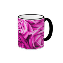 Bouquet rose assez magenta de fleur de roses tasse