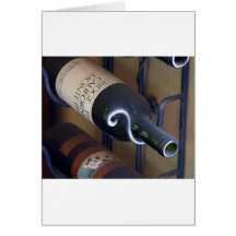 Bouteilles de vin dans un support carte de vœux