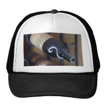 Bouteilles de vin dans un support casquettes de camionneur