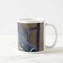 Bouteilles de vin dans un support tasse