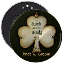 Bouton irlandais de jeunes mariés de shamrock - cu badge