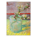 Branche de floraison d'amande dans un verre cartes