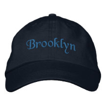 Brooklyn a brodé le bleu de casquette de baseball/