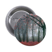 Brouillard dans la forêt d'automne avec le feuille pin's avec agrafe