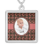 Brown et collier rose de photo de point de polka