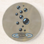 Bulles noires avec la réflexion bleue dessous de verre