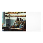 Bureau avec des bouteilles de produits chimiques cartes avec photo