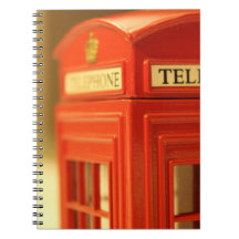 Cabine de téléphone rouge carnets