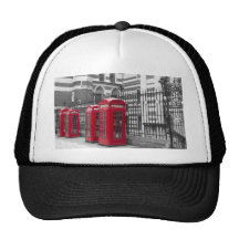Cabines téléphoniques rouges casquettes de camionneur