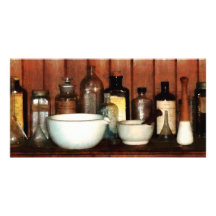 Cabinets avec le mortier et les pilons carte avec photo