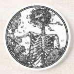 Caboteur de squelette et de boisson de roses dessous de verre