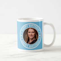 Cadre de tableau de joyeux anniversaire dans le bl mugs à café