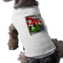 Café extérieur avec les parapluies rouges manteaux pour animaux domestiques