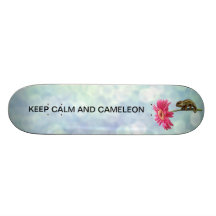 Caméléon vert sur la fleur rose plateaux de skate