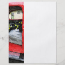 Camion de pompiers avec l'uniforme du pompier prospectus personnalisés