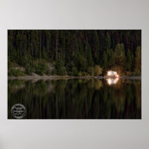 Campeur sur un lac immobile affiche
