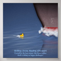 Canard en caoutchouc jouant le poulet affiches