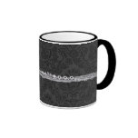 Cannelure argentée sur la damassé noire mugs