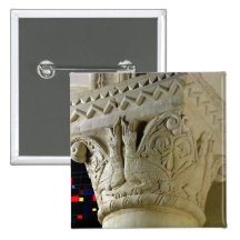 Capital de colonne soutenant la grotte symétriquem badges avec agrafe