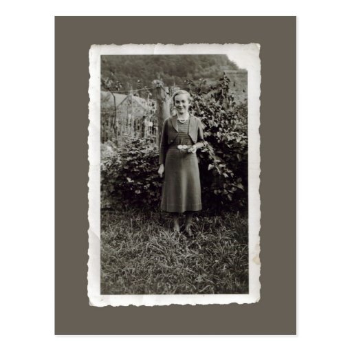Carte postale vintage - jeune femme dans le vignob
