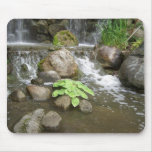 Cascade coulant dans le mousepad d'étang tapis de souris