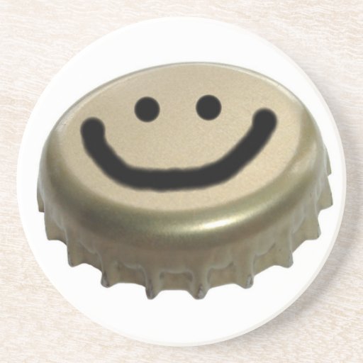 Casquette souriant de bouteille à bière de visage dessous de verre