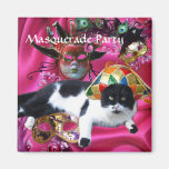 CAT AVEC DES MASQUES DE PARTIE DE CHAPEAU ET DE MA MAGNETS
